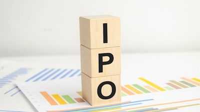 आईपीओ मार्केट में इस समय काफी हलचल है. गुरुवार 10 सितंबर की जानकारी के अनुसार फिलहाल कुल 10 मेनबोर्ड IPO निवेशकों के लिए खुले हैं, जिनमें कनोहर इलेक्ट्रिकल्स, प्रसोल केमिकल्स, ग्लास वॉल सिस्टम्स, एसेट रीकंस्ट्रक्शन कंपनी, स्टीमहाउस इंडिया, करमतारा इंजीनियरिंग, एलसीसी प्रोजेक्ट्स, मणिपाल पेमेंट एंड आइडेंटिटी सॉल्यूशंस, रेंटोमोजो और वीग्लैंड डेवलपर्स शामिल हैं. इनमें आज कनोहर इलेक्ट्रिकल्स, प्रसोल केमिकल्स और ग्लास वॉल सिस्टम्स का आखिरी दिन है, जबकि बाकी IPO अलग-अलग तारीखों तक खुले रहेंगे.
ग्रे मार्केट में फिलहाल ग्लास वॉल सिस्टम्स और कनोहर इलेक्ट्रिकल्स सबसे मजबूत नजर आ रहे हैं. नीचे देखें कि इन 10 इश्यू को लेकर ग्रे मार्केट में कैसा रिस्पॉन्स है. हालांकि, आगे बढ़ने से पहले बता दें कि GMP अनधिकृत बाजार का संकेतक है और ये अनिश्चित होता है और इसमें तेज उतार-चढ़ाव देखने को मिलता है. इसके साथ ही वास्तविक लिस्टिंग ग्रे मार्केट के संकेतों से बिल्कुल अलग दिशा में भी संभव है.