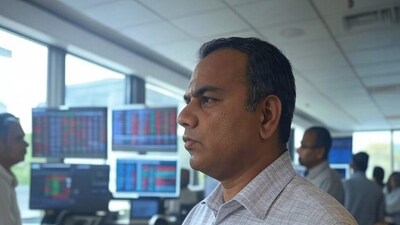 एनएसई यानी नेशनल स्टॉक एक्सचेंज के शेयर में गुरुवार, 1 अक्टूबर को फिर कमजोरी दिखी. आपके दिए मार्केट अपडेट के मुताबिक, दोपहर 12:30 बजे शेयर करीब 1 फीसदी गिरकर 1,750 रुपये पर था. यही शेयर का अब तक का सबसे निचला स्तर भी बताया गया है. एक हफ्ते में शेयर करीब 4 फीसदी टूट चुका है. एनएसई का इश्यू प्राइस 1,785 रुपये था. यानी आईपीओ में इसी भाव पर शेयर पाने वाले निवेशकों के लिए बाजार भाव अब खरीद कीमत से नीचे आ गया है. 1,750 रुपये के भाव पर उनका नुकसान 35 रुपये प्रति शेयर, यानी लगभग 1.96 फीसदी बैठता है. इसमें खरीद-बिक्री से जुड़े खर्च शामिल नहीं हैं.