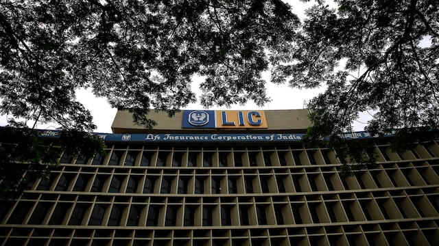 LIC has invested in 36.1 crore shares of HDFC Bank or 5.45% stake, worth around ₹72,180 crore. LIC has invested in 36.1 crore shares of HDFC Bank or 5.45% stake, worth around ₹72,180 crore.