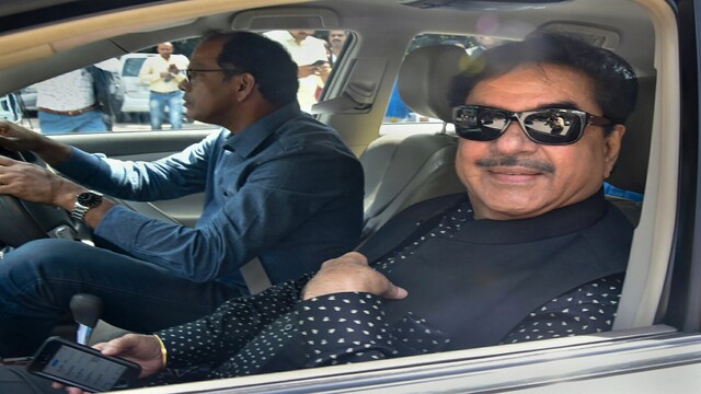 Shatrughan Sinha takes oath as Lok Sabha member - CNBC TV18