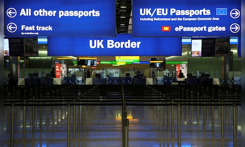 Air traffic restored after technical fault halts flights at Heathrow, Gatwick and across UK
