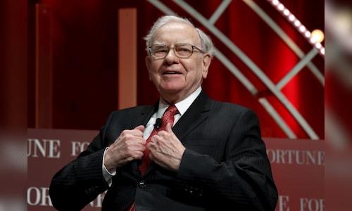 Berkshire Hathaway earnings below estimates, cash pile bulges