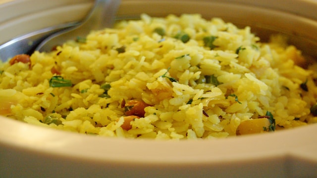 Cooked-poha इन राज्यों में कोशिश करने के लिए सर्वश्रेष्ठ स्ट्रीट फूड्स: भारत का एक पाक दौरा करें