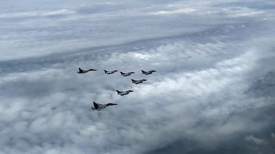 **EDS: TWITTER IMAGE POSTED BY @DefenceMinIndia ON WEDNESDAY, JULY 29, 2020** New Delhi: The first batch of five Rafale combat jets, escorted by SU30 MKIs, enter the Indian air space on its way to Ambala airbase from France. (PTI Photo)(PTI29-07-2020_000063B)