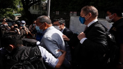 Media mogul Jimmy Lai Chee-ying, founder of Apple Daily is detained by the national security unit in Hong Kong, China August 10, 2020. REUTERS/Tyrone Siu