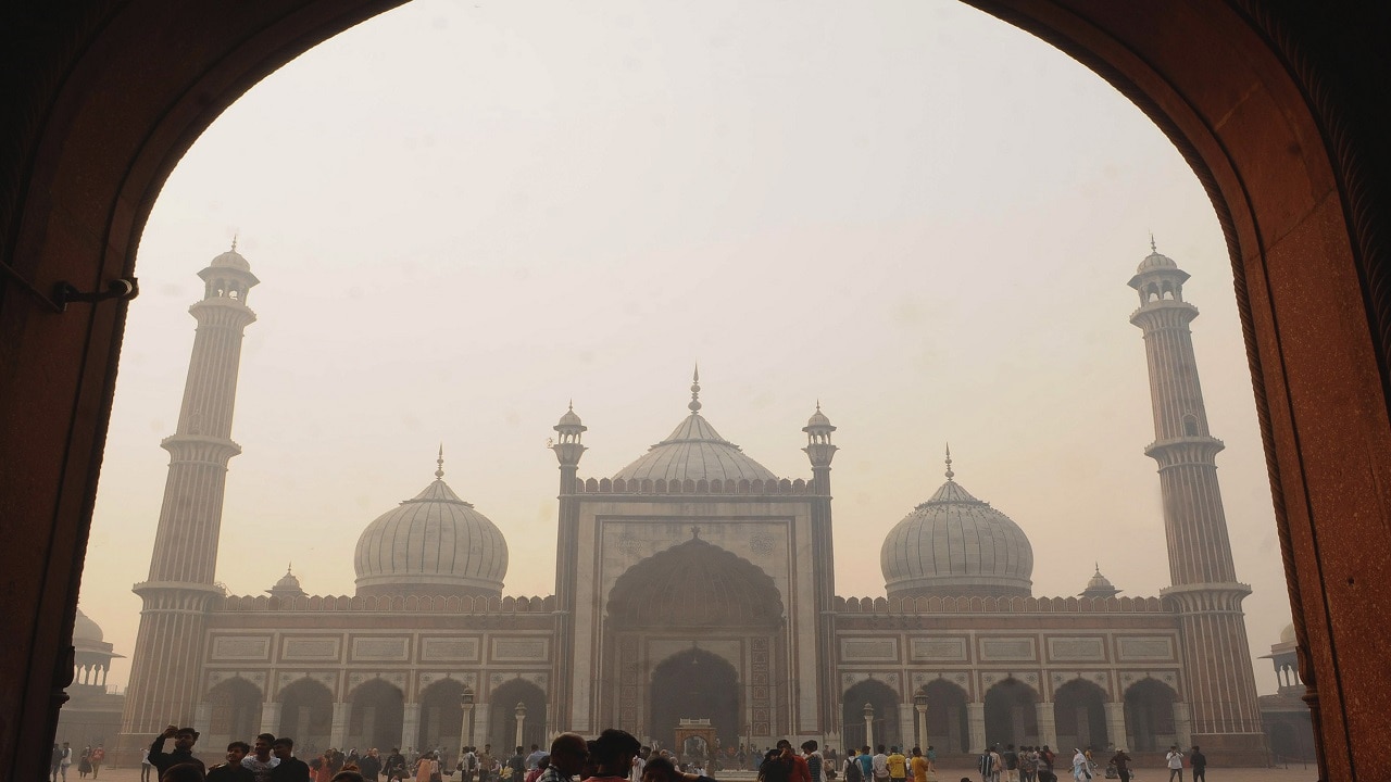 New Delhi: Jama Masjid is seen through smog, in New Delhi, Wednesday, Nov. 4, 2020. (PTI Photo)(PTI04-11-2020_000175B)