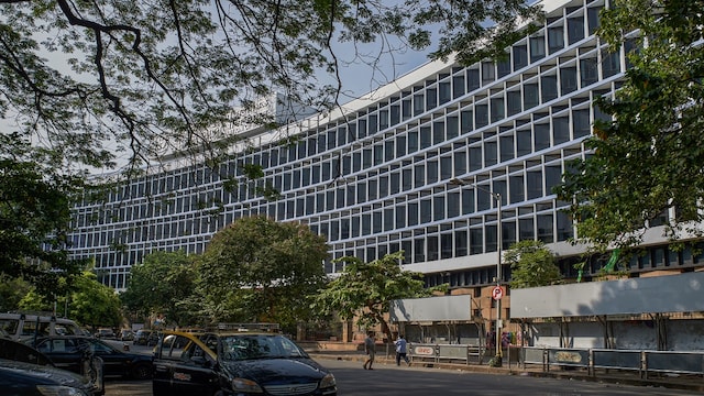 LIC's biggest investment is in Reliance Industries, holding 89.39 crore shares or 6.74% stake, valued at ₹1.34 lakh crore. LIC's biggest investment is in Reliance Industries, holding 89.39 crore shares or 6.74% stake, valued at ₹1.34 lakh crore.