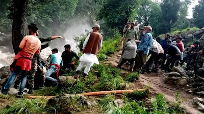Army personnel during a rescue operation after flash floods due to a cloudburst at Hanzor in Kishtwar district.(PTI)