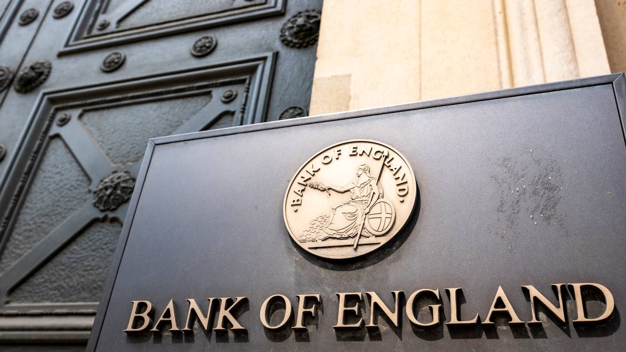 Bank of England keeps rates steady, policy split widens