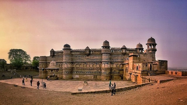 Gwalior, Madhya Pradesh: Nestled in the heart of India, Gwalior is a major tourist attraction. The majestic town is home to several historical sites, palaces and beautiful temples. The city is known for its architectural marvels and rich cultural heritage. Gwalior, Madhya Pradesh: Nestled in the heart of India, Gwalior is a major tourist attraction. The majestic town is home to several historical sites, palaces and beautiful temples. The city is known for its architectural marvels and rich cultural heritage.