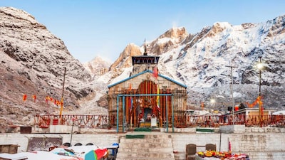 Kedarnath, Uttarakhand | Located in Uttarakhand, it is one of the 12 Jyotirlingas and is considered highly sacred in Hinduism. People worship Lord Shiva, as they believe he appeared as a lingam of light at this place. This holy site is open from April/May to October/mid-November. (Image: Shutterstock)