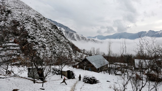 Watch | Dal Lake freezes as cold wave grips Kashmir valley