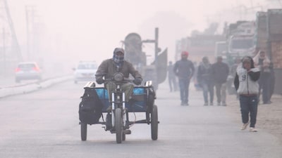 Dehradun: Vehicles ply on a road amid low visibility on a cold and foggy winter morning, in Dehradun, Thursday, Dec. 29, 2022. (PTI Photo)(PTI12_29_2022_000018B)