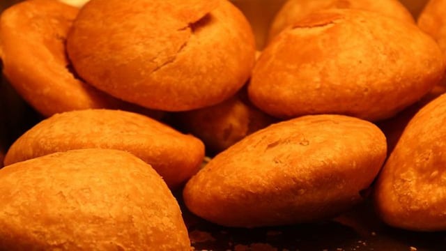 kachori-wikipedia इन राज्यों में कोशिश करने के लिए सर्वश्रेष्ठ स्ट्रीट फूड्स: भारत का एक पाक दौरा करें