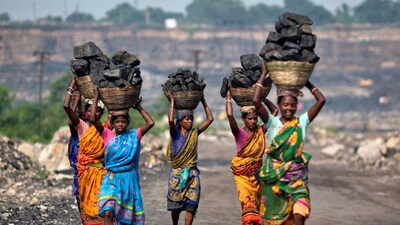 Local women carry coal taken from open cast coal field at Dhanbad district in the eastern Indian state of Jharkhand September 19, 2012. With oil and gas output disappointing and hydropower at full throttle, Asia's third-largest economy still relies on coal for most of its vast energy needs. About 75 percent of India's coal demand is met by domestic production and, according to government plans, that won't change over the next five years. Picture taken September 19, 2012. To match INDIA-COAL/ REUTERS/Ahmad Masood (INDIA - Tags: BUSINESS EMPLOYMENT ENERGY SOCIETY ENVIRONMENT)
