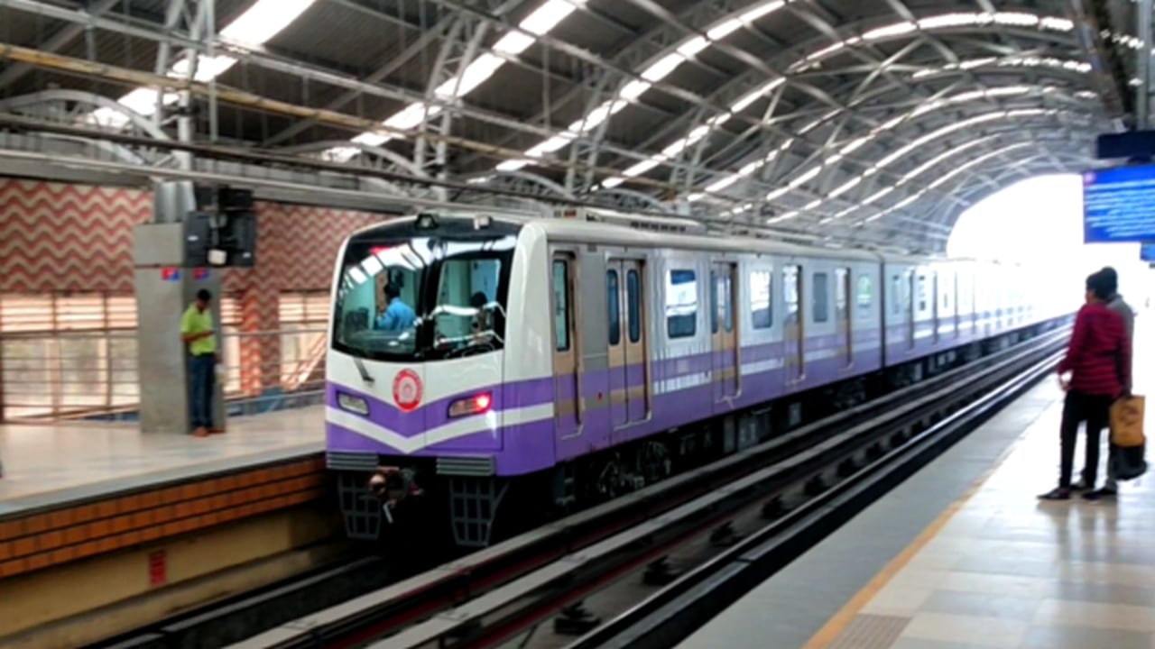 https://images.cnbctv18.com/uploads/2023/04/Kolkata-metro-2.jpg