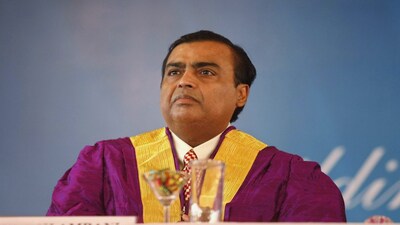 Mukesh Ambani, chairman of Reliance Industries Ltd., attends a convocation ceremony at Pandit Deendayal Petroleum University (PDPU), a school of petroleum management, at Gandhinagar in the western Indian state of Gujarat October 19, 2013. REUTERS/Amit Dave (INDIA - Tags: POLITICS ENERGY EDUCATION BUSINESS) - GM1E9AJ1JYX01