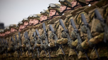 Nomor 8. Ukraina |  Total pengeluaran militer: $64,8 miliar |  Setelah dua tahun berperang dengan negara tetangganya Rusia, pengeluaran militer Ukraina meningkat sebesar 51%.  Total pengeluaran militer negara pada tahun 2023 mencapai $64,8 miliar.