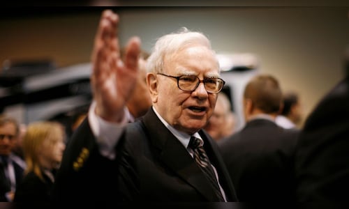 Warren Buffett sitting on over $325 billion cash as Berkshire Hathaway keeps selling Apple stock