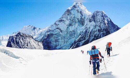 British Climbers First to Reach Everest Summit with Xenon Gas