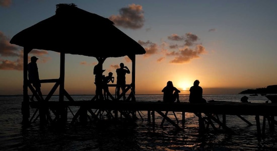 N° 1. Mauricio | Conocida por sus impresionantes playas y exuberantes paisajes, Mauricio ofrece la escapada tropical perfecta. Los visitantes pueden disfrutar de una variedad de actividades, desde explorar los vibrantes arrecifes de coral hasta relajarse en las prístinas playas de arena.