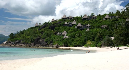 Seychelles | Las Seychelles ofrecen un entorno tranquilo pero emocionante para las celebraciones del Día de la Amistad. Relájese en las hermosas playas de Mahé o practique snorkel en las aguas cristalinas del Parque Nacional Marino Sainte Anne. Los ecosistemas de la Reserva Natural del Valle de Mai en Praslin y el ambiente relajado de La Digue te harán querer volver. Disfrute de una cena junto a la playa en el Café des Arts en Anse Volbert o de la cocina local en Wildflour Cafe cerca de Victoria. La playa de Beau Vallon y Anse Source d'Argent ofrecen impresionantes escenarios para sus recuerdos.