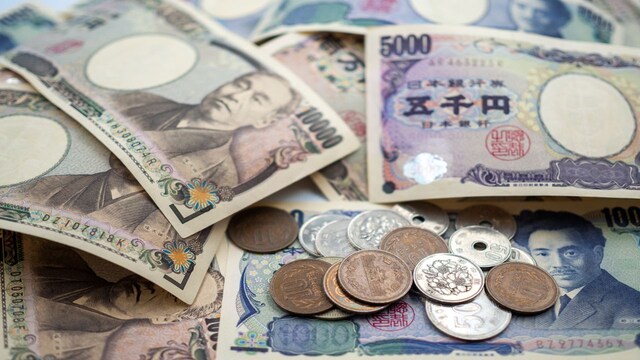 Yen snaps five-day gain, weakens versus dollar in choppy trading