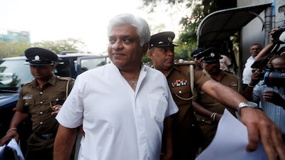 Police escort deposed oil minister Arjuna Ranatunga to a court, in Colombo, Sri Lanka October 29, 2018. REUTERS/Dinuka Liyanawatte