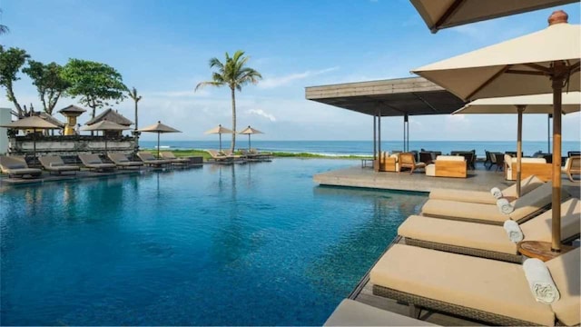 Alila Seminyak | Alila Seminyak是巴厘岛最好的海滨度假胜地,是一个天堂,客人可以醒来,欣赏海浪的柔和休息,并欣赏豪华的别墅和无可挑剔的服务。该度假胜地在寻求文化逃生,巴厘岛的寺庙和稻田,阿曼的沙漠遗产以及香港的城市嗡嗡声的人的主要位置,提供了相反的经验。同时,加勒比群岛提供了晒太阳的海滩和较慢的生活速度,非常适合延长休息。随着在许多目的地的肩膀季节,印度旅行者可以期待更平稳的旅程,减少人群和更好的旅行交易,并标志着9月的肩膀季节。 (图片:Alila Seminyak) Alila Seminyak | Alila Seminyak是巴厘岛最好的海滨度假胜地,是一个天堂,客人可以醒来,欣赏海浪的柔和休息,并欣赏豪华的别墅和无可挑剔的服务。该度假胜地在寻求文化逃生,巴厘岛的寺庙和稻田,阿曼的沙漠遗产以及香港的城市嗡嗡声的人的主要位置,提供了相反的经验。同时,加勒比群岛提供了晒太阳的海滩和较慢的生活速度,非常适合延长休息。随着在许多目的地的肩膀季节,印度旅行者可以期待更平稳的旅程,减少人群和更好的旅行交易,并标志着9月的肩膀季节。 (图片:Alila Seminyak)