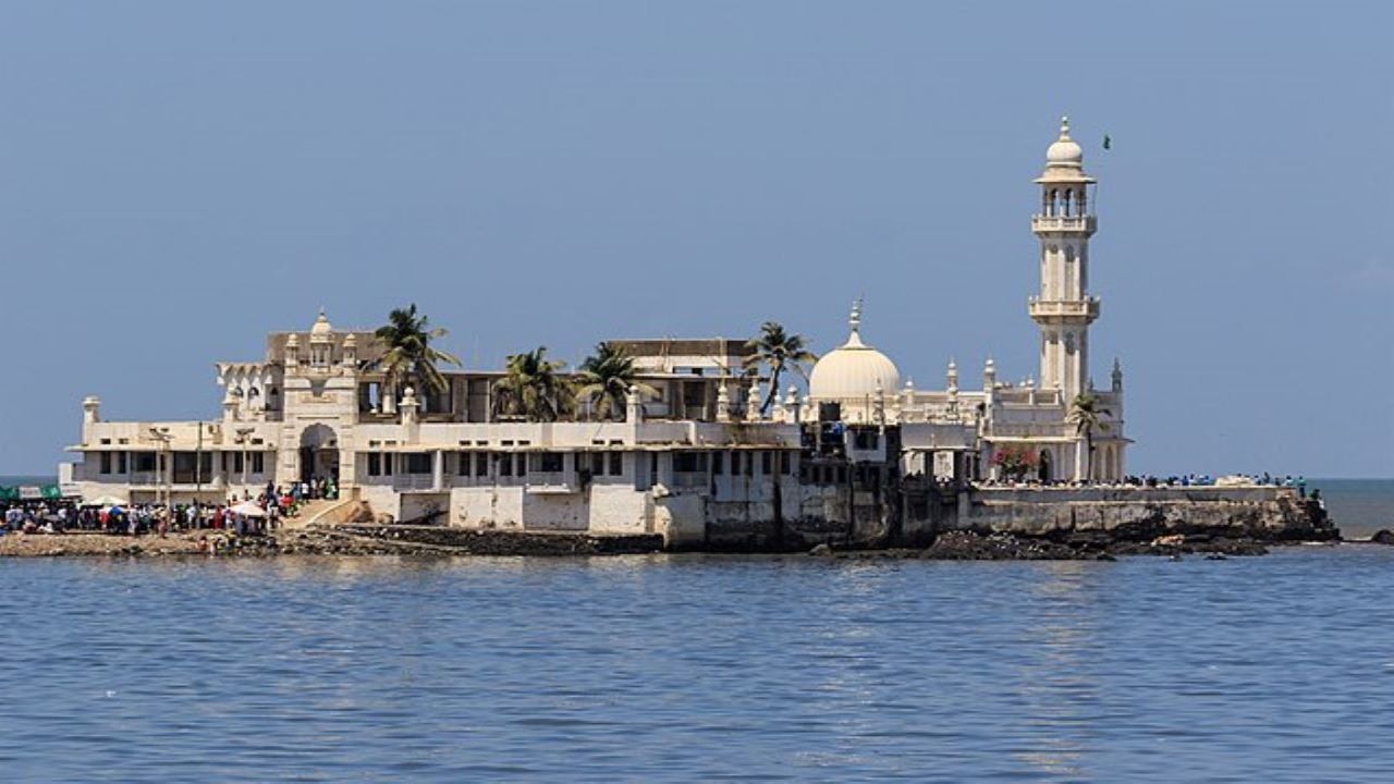 Haji Ali, Mumbai: During Eid, people from various parts of India visit Haji Ali Dargah, to offer their prayers. Besides prayers and religious events, charitable events like food and clothes distribution to the less privileged people are also organised every year./Wiki Commons