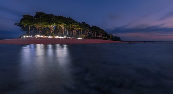 No 9. Laxmanpur Beach | Known for its breathtaking sunset views and long stretches of white sand, Laxmanpur Beach on Neil Island offers a serene ambiance for leisurely walks, beach combing, and enjoying the tranquility of nature. (Image: Shutterstock)
