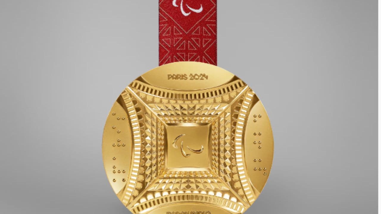 The reverse side of the Paralympic medals is a pure reflection of Paris 2024 and Chaumet’s creative choices. A graphic representation of the Eiffel Tower from an upward perspective will give medalists the chance to discover the Eiffel Tower from a rarely seen angle. The words “Paris” and “2024” surround the feet of the tower written in universal Braille, the symbolic language of accessibility and a reference to its French inventor, Louis Braille
