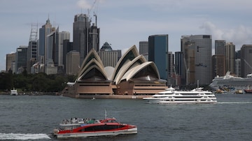 Sydney Opera House dan cakrawala pusat kota di Sydney, Australia, Reuters