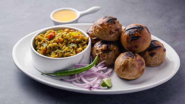 litti-chokha-2024-05-aa2093024c32b08efe84ffde25e4cff9 इन राज्यों में कोशिश करने के लिए सर्वश्रेष्ठ स्ट्रीट फूड्स: भारत का एक पाक दौरा करें