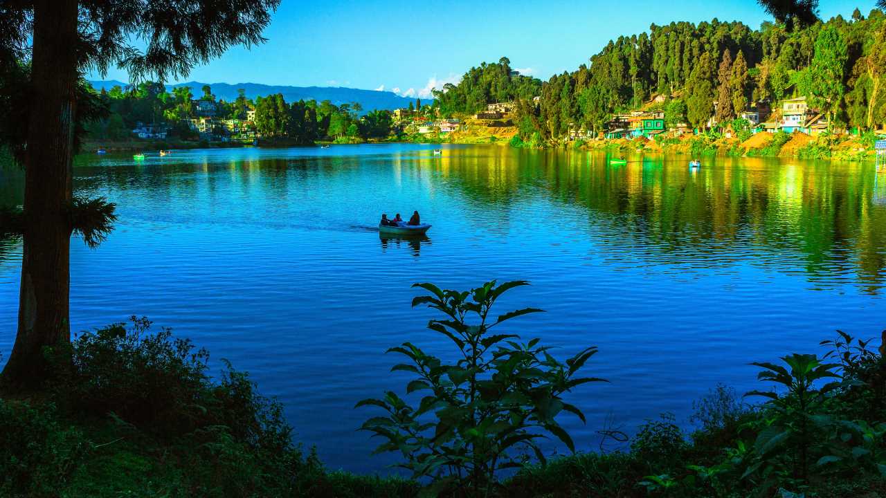 No 6. Mirik | This small town located in the Darjeeling district is known for its peaceful atmosphere, that can be a perfect getaway if you are looking to keep the daily hustle and bustle aside for a few days. Settled near the Sumendu Lake, this place is famous for its lakes and mountains as well as the orange orchards and tea gardens.