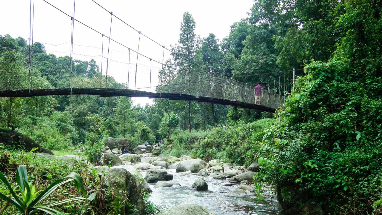 No 10. Samsing | Samsing, which is situated between Jalpaiguri and Darjeeling, is another perfect place to be in West Bengal, known for its scintillating mountain views, deep forests and serene riverbanks. This offbeat hill staion is yet another beautiful place which remain less explored by the tourists. (Image: Shutterstock)