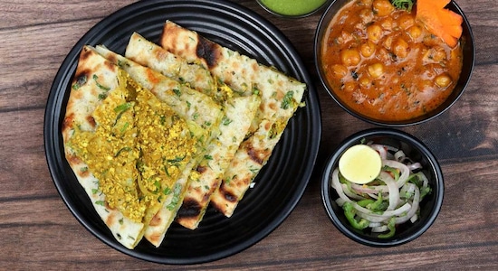 No 4. Amritsari Kulcha | Originating from Punjab in northern India, the Amritsari Kulcha is a bread made with refined flour and is stuffed with spiced potatoes or paneer, cooked in a clay oven, offering a crispy exterior and a soft, flavorful interior that pairs wonderfully with tangy chutneys. (Image: Shutterstock)
