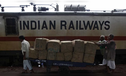 Train Passengers Urged to Bring Own Blankets Due to Hygiene Concerns