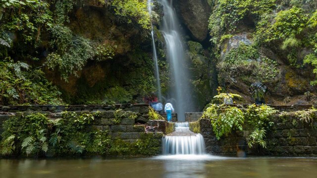 No 1. Jibhi in Himachal Pradesh | This small town is a charming hamlet tucked away in the serene valleys of Himachal Pradesh, perfect for those seeking tranquillity amid nature. The town is known for its picturesque landscapes, pristine rivers, and apple orchards that offer a peaceful retreat. Visitors can enjoy trekking, camping, and exploring hidden waterfalls, making it a winter haven for adventure enthusiasts and nature lovers. (Image: Shutterstock)