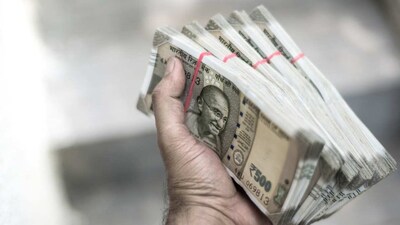 Rupee Slides Past ₹91: Experts Blame Weak Flows, Trade Uncertainty, Not Macro Stress