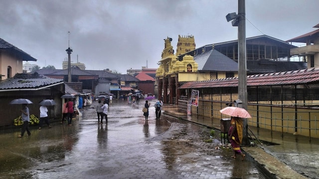 Udupi: Pedestrians use umbrellas during rains, in Udupi district of Karnataka, Monday, July 8, 2024. (PTI Photo)(PTI07_08_2024_000251B) Udupi: Pedestrians use umbrellas during rains, in Udupi district of Karnataka, Monday, July 8, 2024. (PTI Photo)(PTI07_08_2024_000251B)