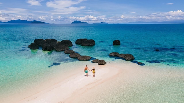 现在,印第安人每年进行两次或更多国际旅行,印度旅行者在出国旅行时要求的偏好有一些显着变化。如今,印度游客的国际旅行是由宏观经济因素驱动的,这助长了印度人之间旅行的激增。这些趋势为旅游业提供了创新并满足印度旅行者不断发展的需求的机会。尽管国内旅游业的上升令人难以置信,但麦克米特里普(Makemytrip)的“印度如何在国外旅行”报告的最新发现揭示了国际旅行行为的一些有趣的发展。继续阅读以了解更多。 (图片:shutterstock) 现在,印第安人每年进行两次或更多国际旅行,印度旅行者在出国旅行时要求的偏好有一些显着变化。如今,印度游客的国际旅行是由宏观经济因素驱动的,这助长了印度人之间旅行的激增。这些趋势为旅游业提供了创新并满足印度旅行者不断发展的需求的机会。尽管国内旅游业的上升令人难以置信,但麦克米特里普(Makemytrip)的“印度如何在国外旅行”报告的最新发现揭示了国际旅行行为的一些有趣的发展。继续阅读以了解更多。 (图片:shutterstock)