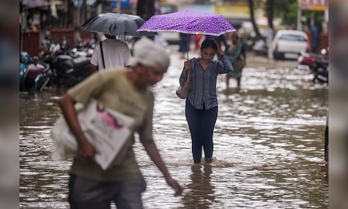 Rain lashes Mumbai, IMD issues yellow alert - CNBC TV18