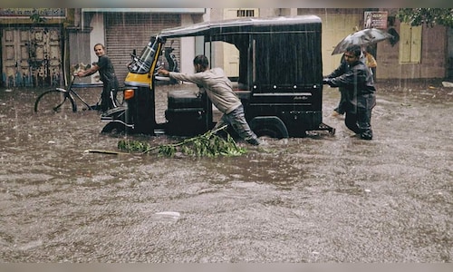 Maharashtra rains: Streets flooded as heavy showers continue in Mumbai ...