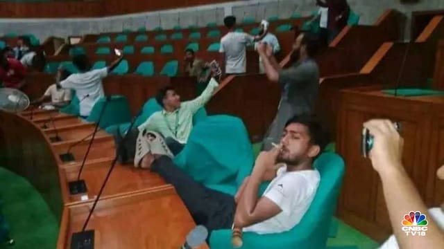 Watch | Mobs storm Bangladesh Parliament and smoke inside after raiding PM's home as Sheikh Hasina lands in India Watch | Mobs storm Bangladesh Parliament and smoke inside after raiding PM's home as Sheikh Hasina lands in India
