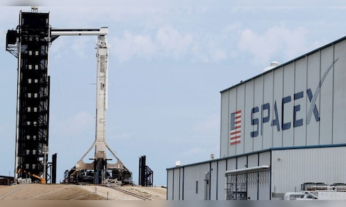 SpaceX Falcon 9는 NASA 임무 중 부스터 실패 후 다시 착륙했습니다. 이는 3개월 만에 세 번째입니다.