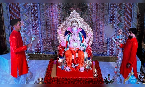 Ganesh Chaturthi in Mumbai: Antilia cha Raja Morya! Mukesh Ambani ...