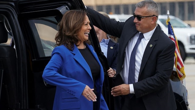U.S. Vice President Kamal Harris steps from her limo, as she and second gentleman Doug Emhoff are to board Air Force Two en route to campaign in Pennsylvania from Joint Base Andrews in Maryland, U.S., August 18, 2024. REUTERS/Kevin Lamarque/Pool U.S. Vice President Kamal Harris steps from her limo, as she and second gentleman Doug Emhoff are to board Air Force Two en route to campaign in Pennsylvania from Joint Base Andrews in Maryland, U.S., August 18, 2024. REUTERS/Kevin Lamarque/Pool