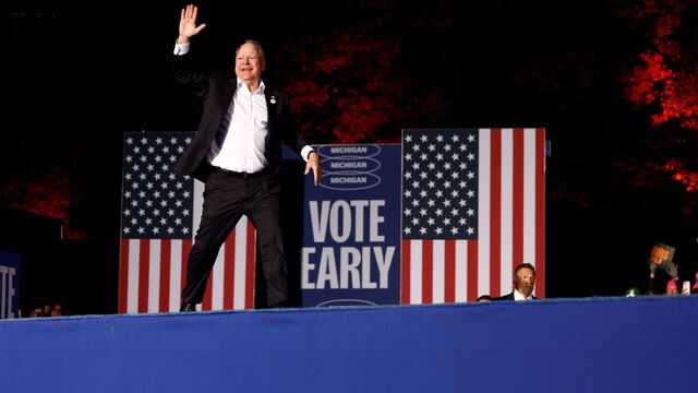 Democractic Vice-Presidential candidate Tim Walz waves to supporters as he attends a campaign rally and concert in Ann Arbor, Michigan, U.S. October 28, 2024. REUTERS/Evelyn Hockstein Democractic Vice-Presidential candidate Tim Walz waves to supporters as he attends a campaign rally and concert in Ann Arbor, Michigan, U.S. October 28, 2024. REUTERS/Evelyn Hockstein