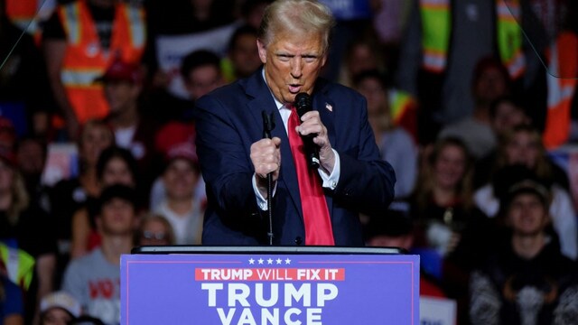 Republican presidential nominee and former U.S. President Donald Trump reacts after complaining about its sound during a campaign in Milwaukee, Wisconsin, U.S. November 1, 2024. REUTERS/Joel Angel Juarez Republican presidential nominee and former U.S. President Donald Trump reacts after complaining about its sound during a campaign in Milwaukee, Wisconsin, U.S. November 1, 2024. REUTERS/Joel Angel Juarez